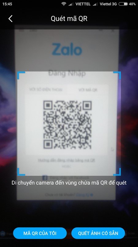 Đưa điện thoại lại gần với mã QR đang hiển thị trên máy tính để tiến hành quét mã.