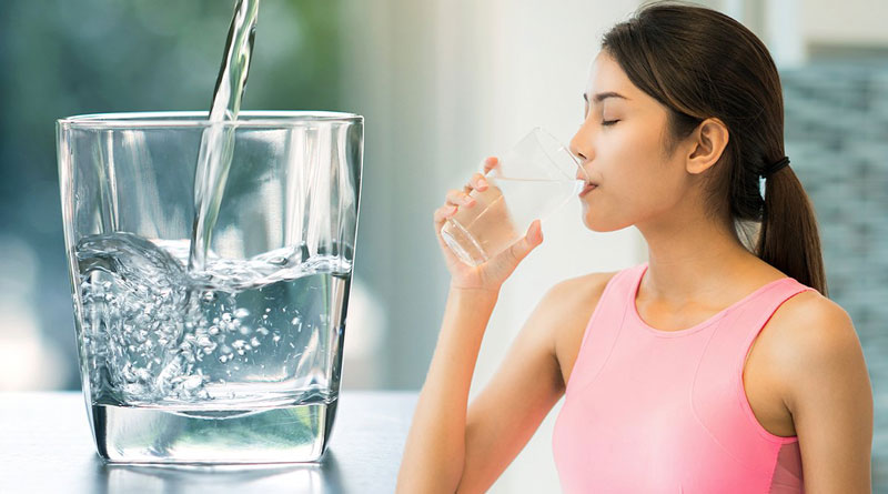 Uống nước khi xông hơi giúp cơ thể cảm thấy thoải mái